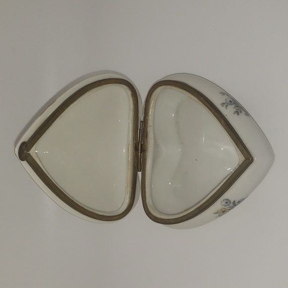 Vintage Heart-shaped Porcelain Trinket Box - Picture 2 of 4